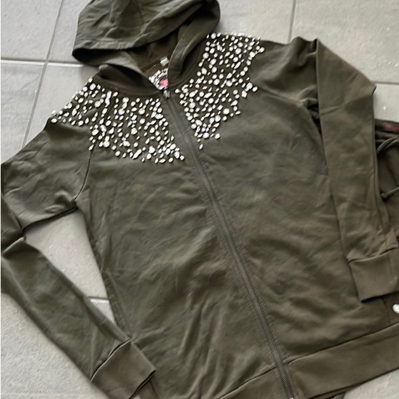 New without tags 
Twisted Heart 
Khaki Green Hoodie Size Small - Picture 2 of 4